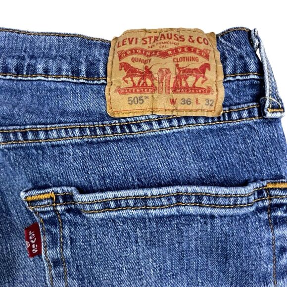 Levi's 505 Jeans Mens 36x32 Medium Wash Blue Denim Straight Leg Zip Fly Classic - Picture 7 of 12